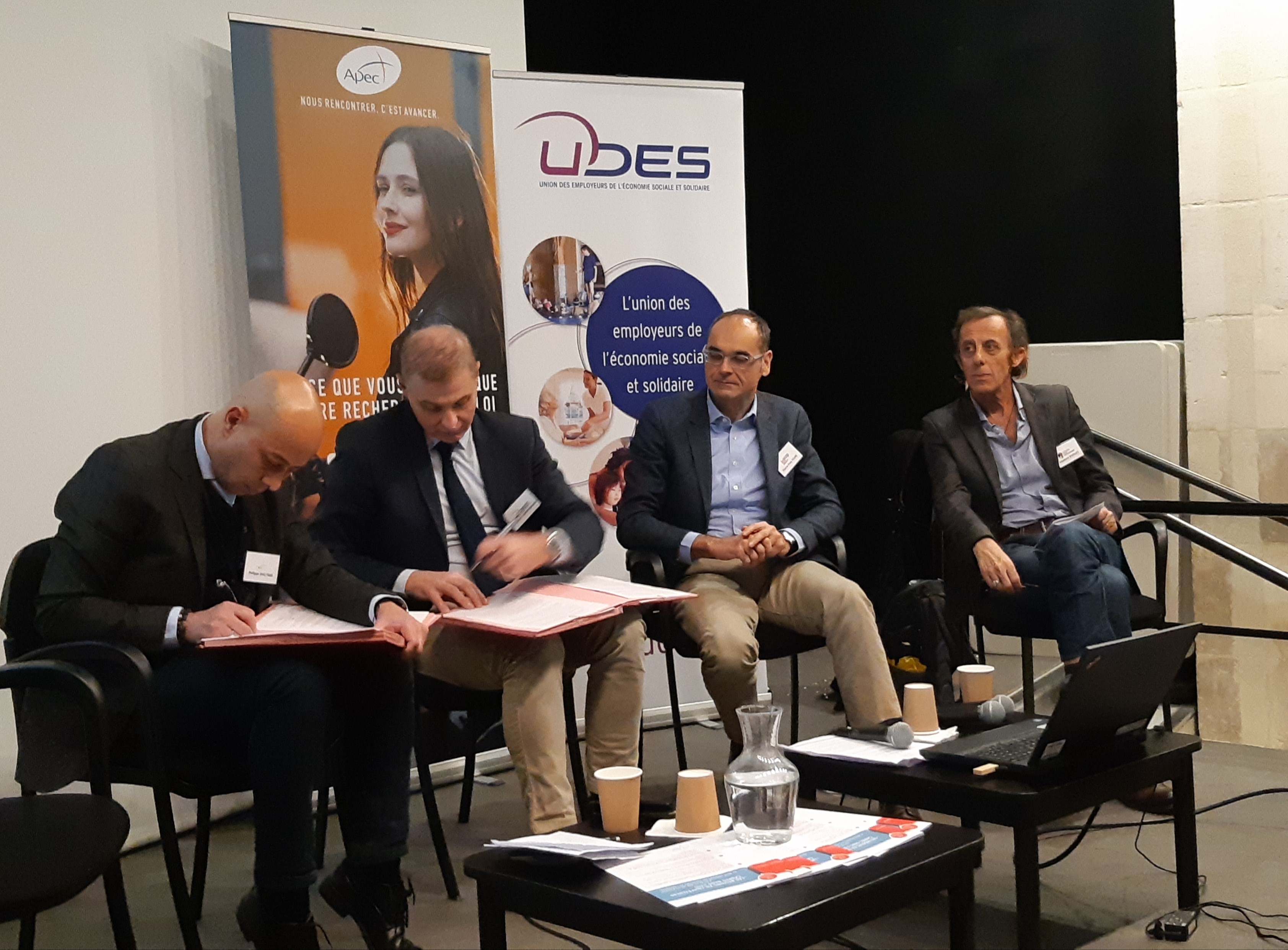 Signature de la convention UDES/APEC